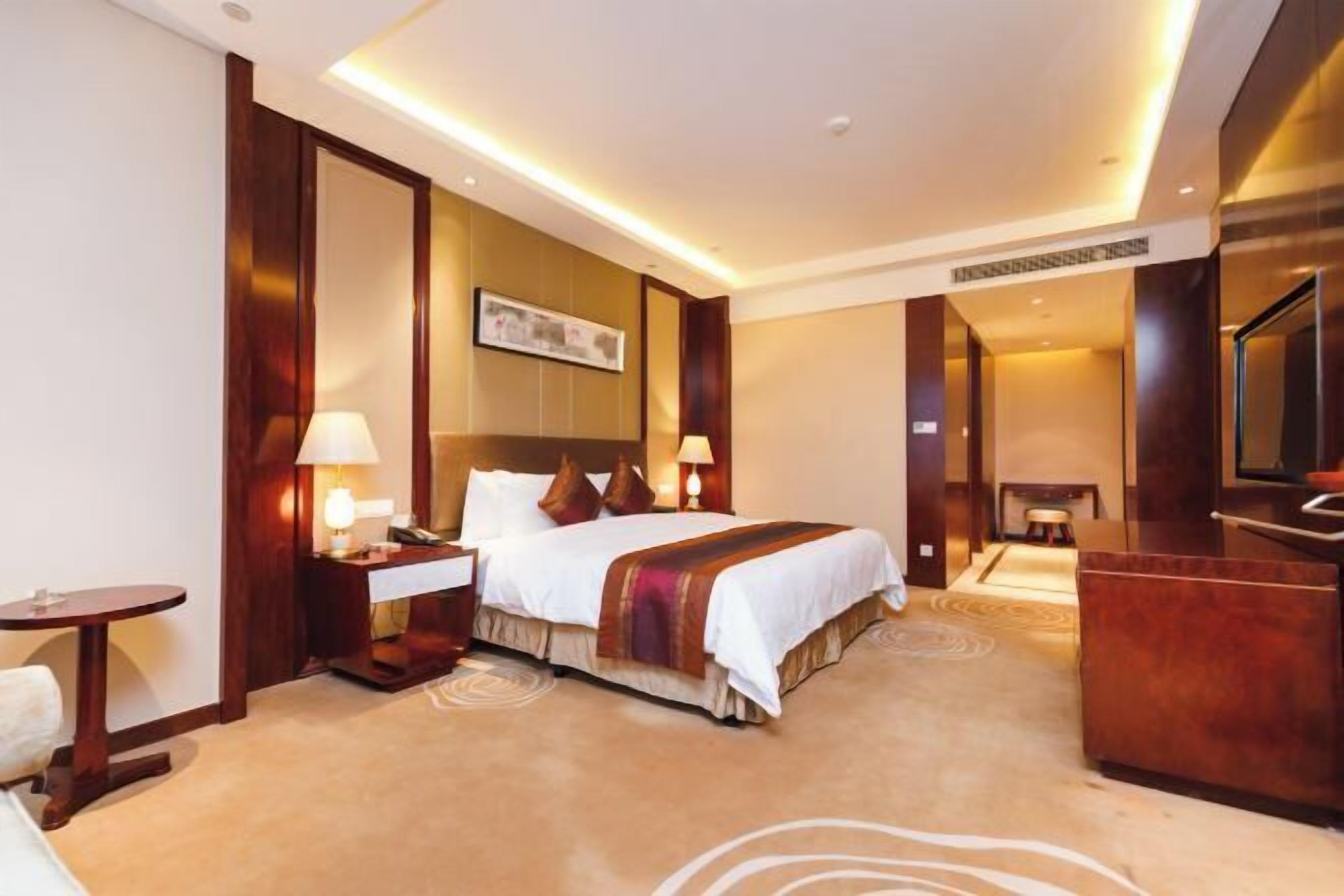 迷你吧、房內夾萬、書桌、熨斗/熨衫板