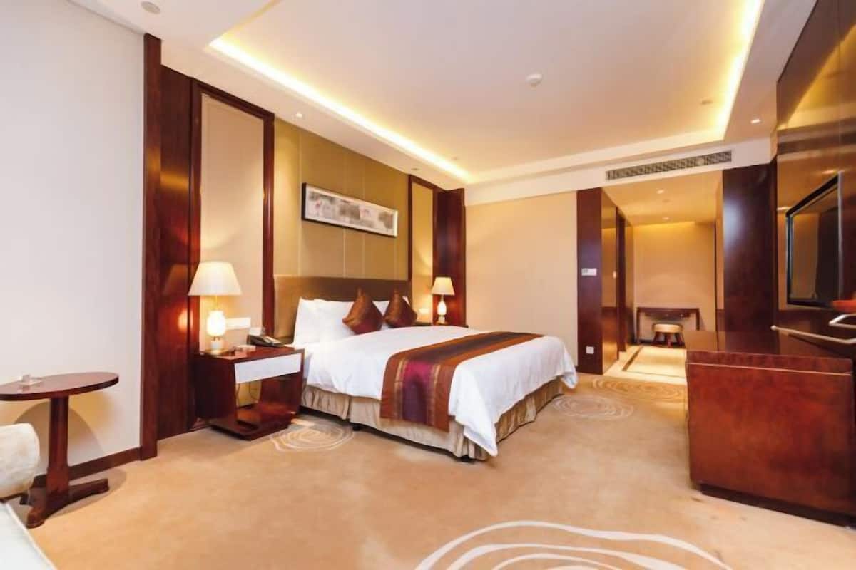 Minibar, in-room safe, desk, iron/ironing board