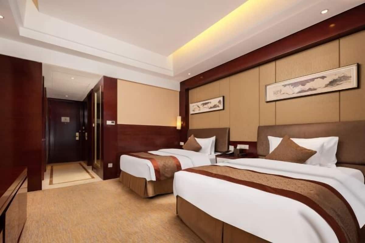 Minibar, in-room safe, desk, iron/ironing board