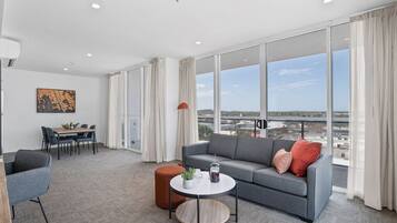 1 bedroom, premium bedding, in-room safe, desk