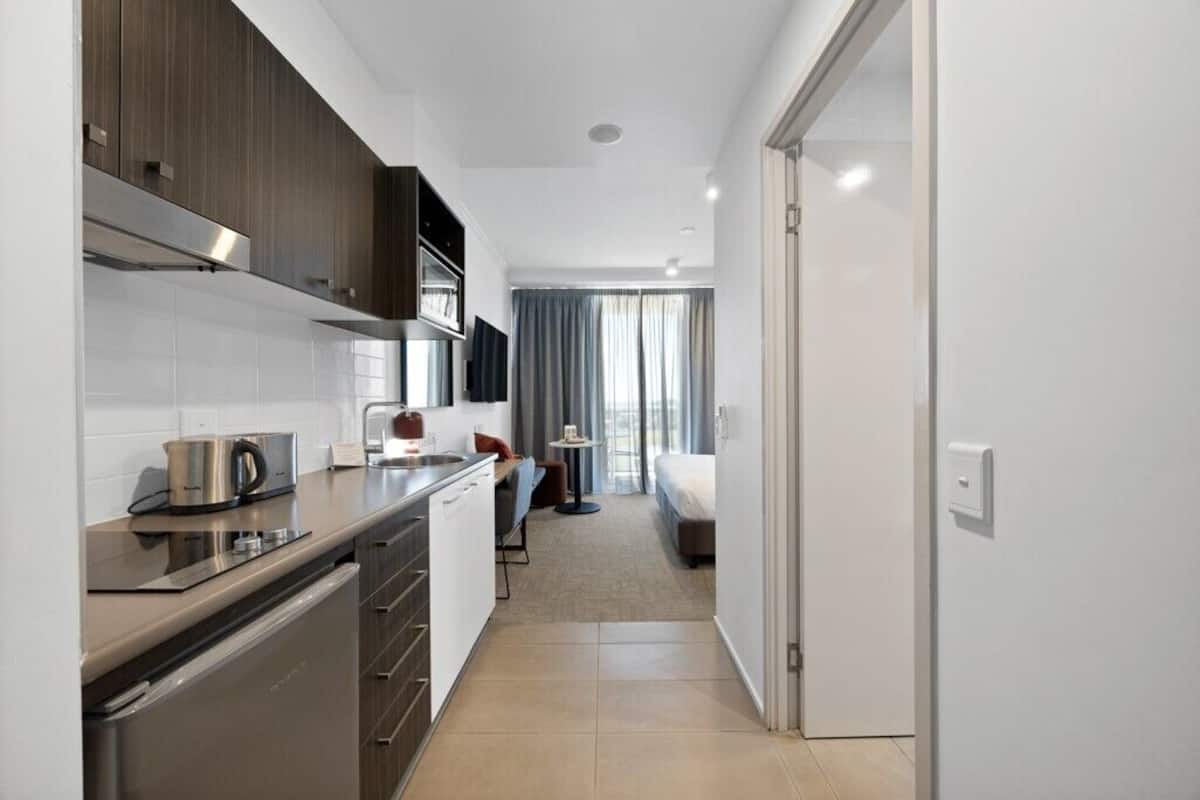 studio executive | private kitchenette | fridge, microwave, stovetop, coffee/tea maker