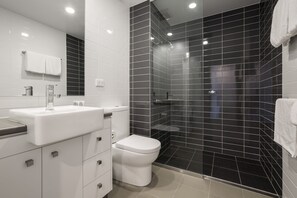 Artículos de higiene personal gratuitos, secador de pelo y toallas