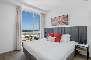 Premium bedding, in-room safe, desk, laptop workspace