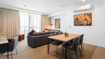 Appartement exécutif, 2 chambres | Literie de qualité, coffre-fort, bureau