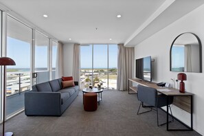 Premium bedding, in-room safe, desk, laptop workspace - Quest Mackay on Gordon (Mackay)