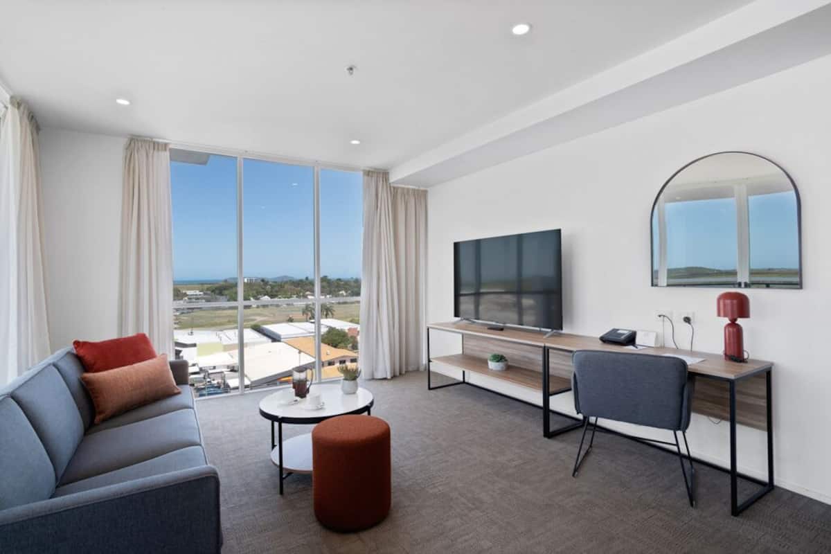 1 bedroom, premium bedding, in-room safe, desk