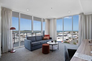 Premium bedding, in-room safe, desk, laptop workspace