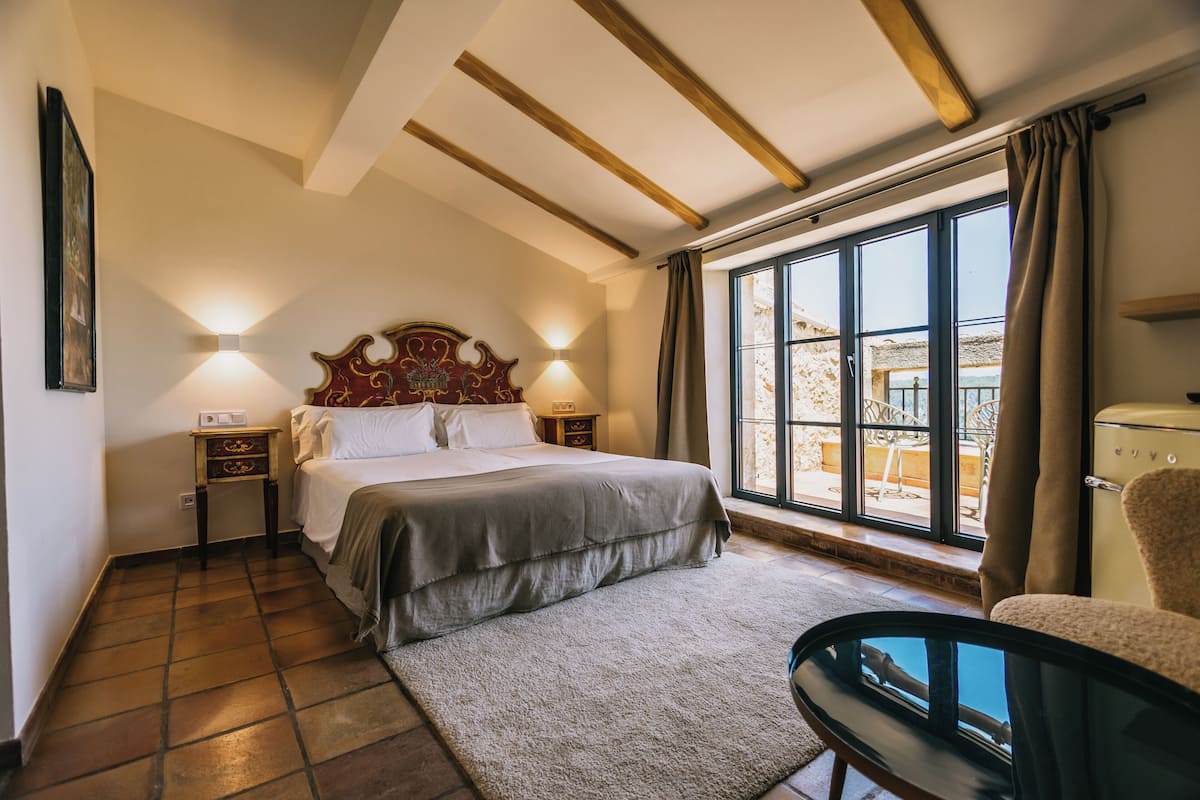 Deluxe Room | Down duvets, in-room safe, individually decorated