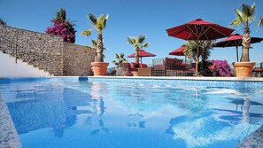 Outdoor pool, pool umbrellas, sun loungers - Posada del Marqués I A Slow Design Hotel (Esporles)
