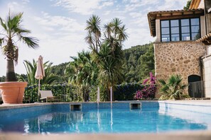 Outdoor pool, pool umbrellas, sun loungers - La Posada del Marqués (Esporles)