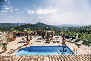 Piscine extérieure, parasols de plage, chaises longues
