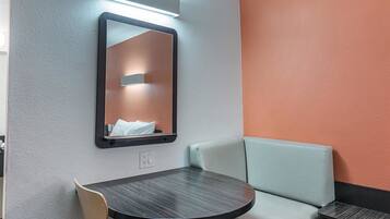 Decoración personalizada, muebles diferentes, escritorio y wifi gratis