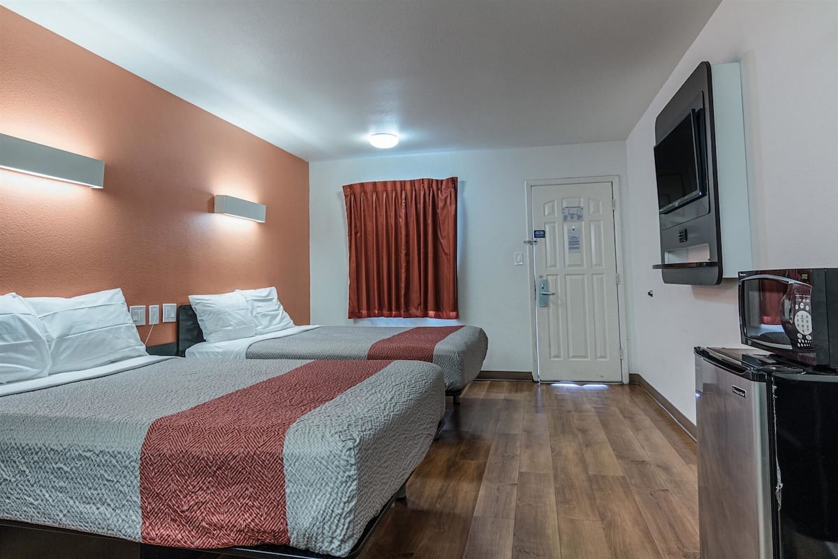 Yksilöllisesti sisustettu, yksilöllisesti kalustettu, työpöytä