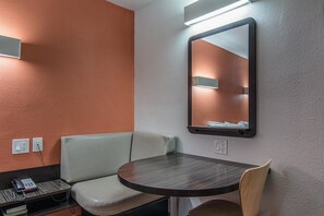 Individually decorated, individually furnished, desk, free WiFi - Motel 6 Texarkana, AR (Texarkana)