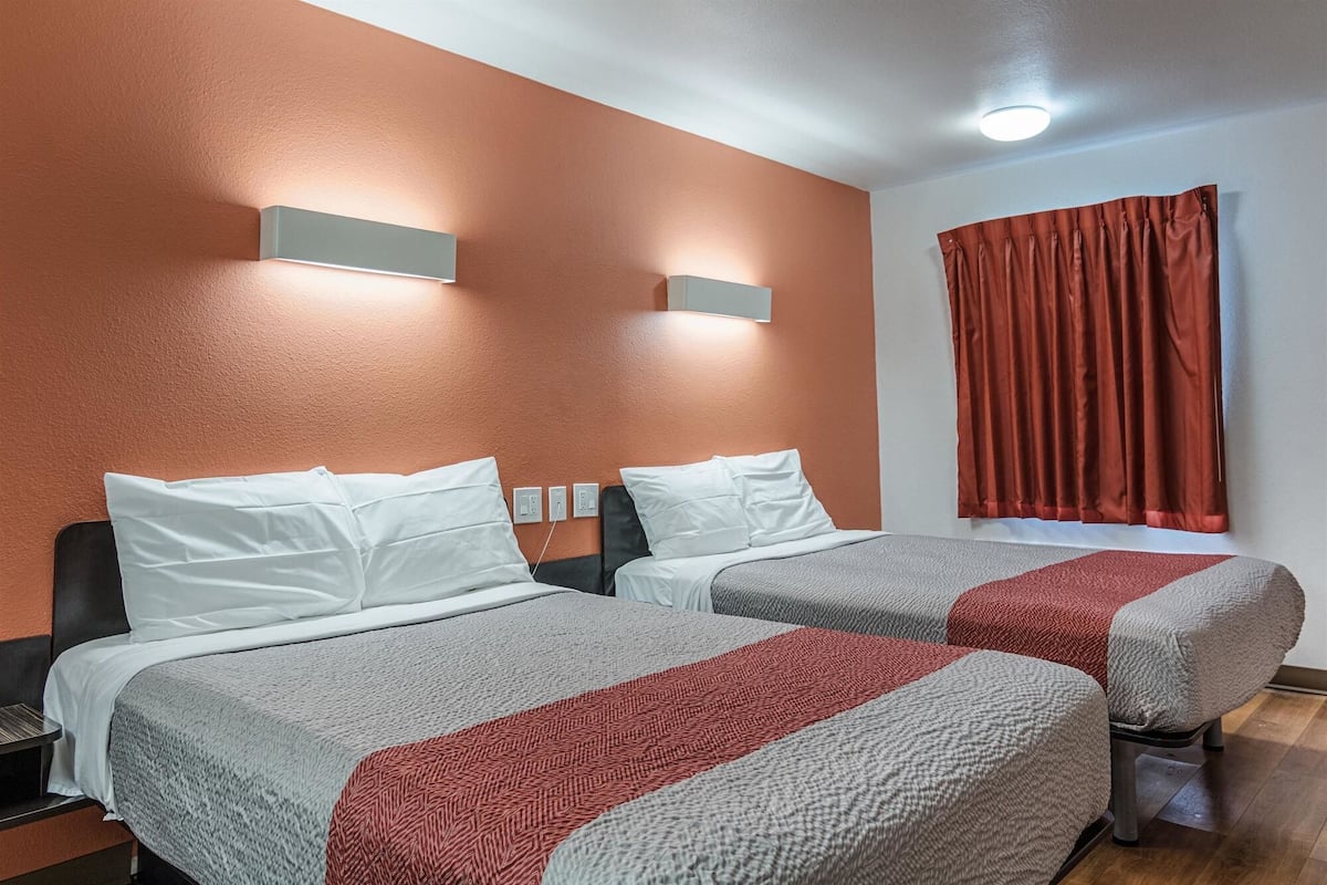 Yksilöllisesti sisustettu, yksilöllisesti kalustettu, työpöytä