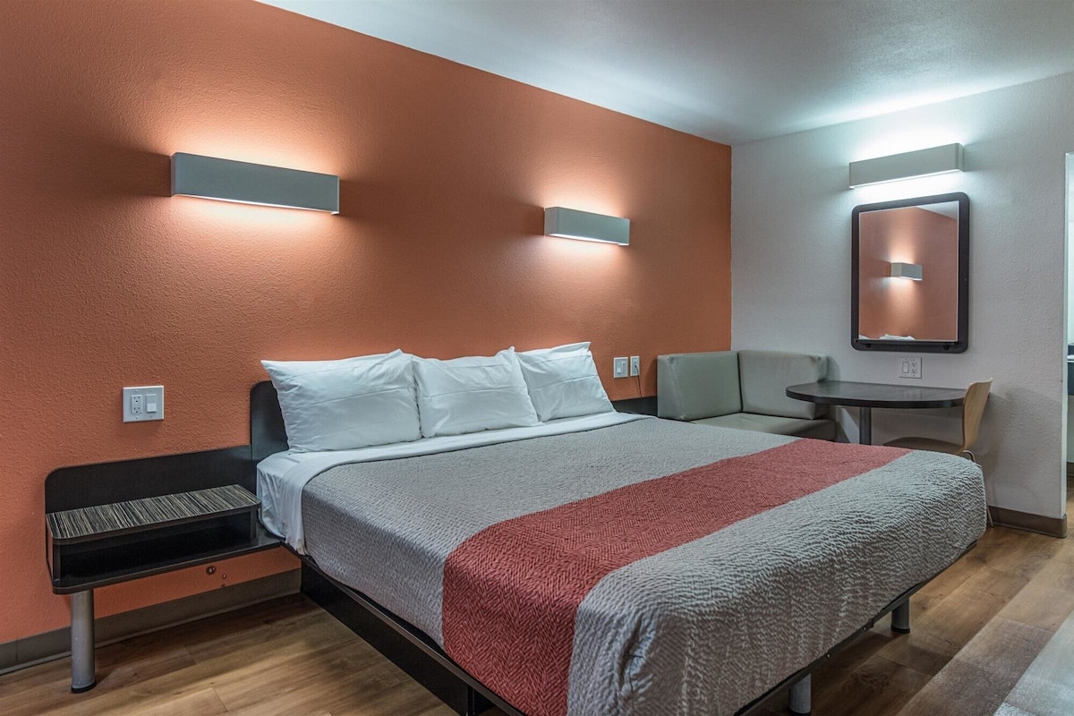 Yksilöllisesti sisustettu, yksilöllisesti kalustettu, työpöytä