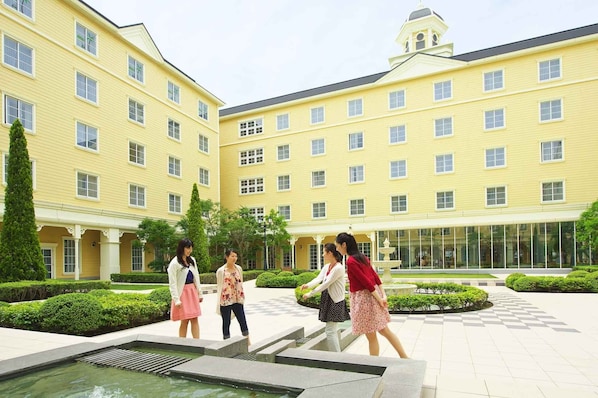 Courtyard - Tokyo Disney Celebration Hotel (Urayasu)
