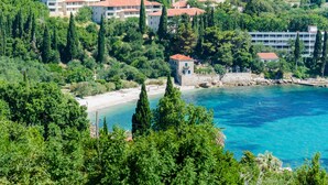 A coastal area with buildings surrounded by trees and a beach. - Arba Seaview Residences (Zupa dubrovacka)