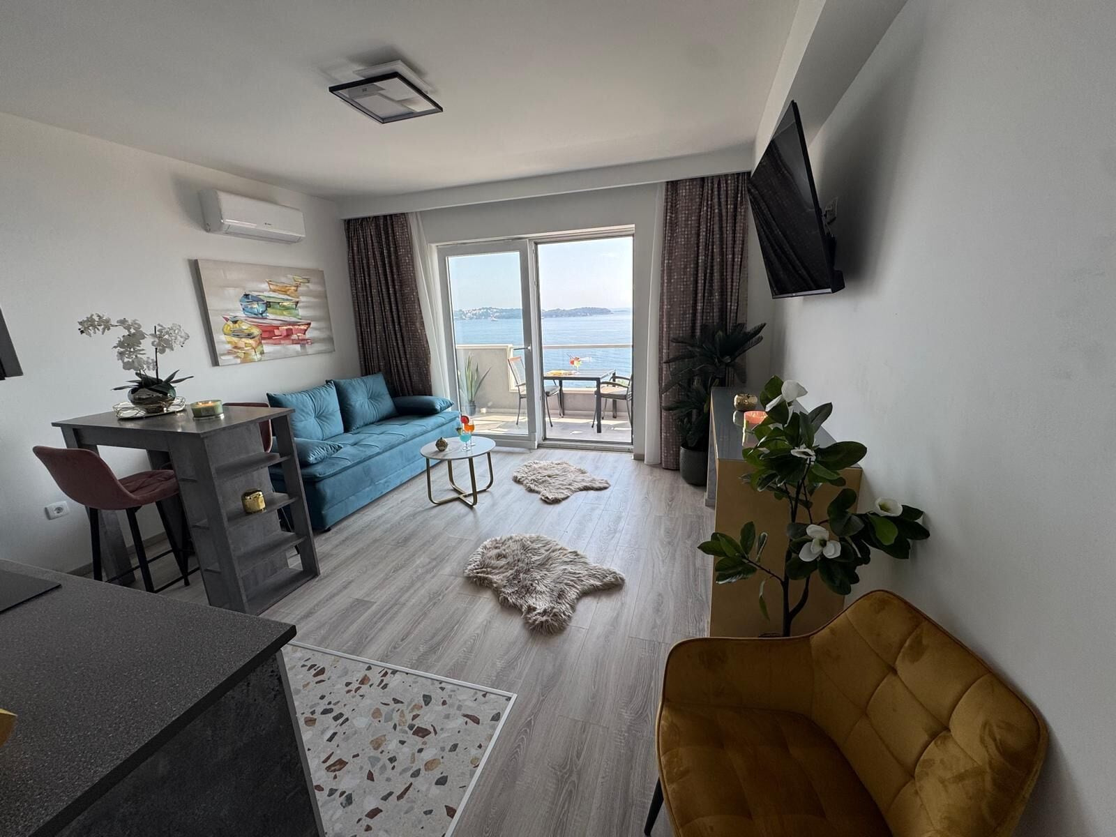 Apartamento luxo, 2 quartos, sacada, vista para o mar | Área de estar | TV