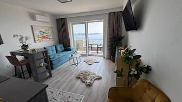 Apartamento luxo, 2 quartos, sacada, vista para o mar | Área de estar | TV