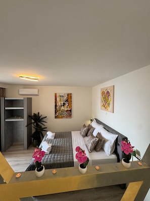 Studio, balcon, vue mer