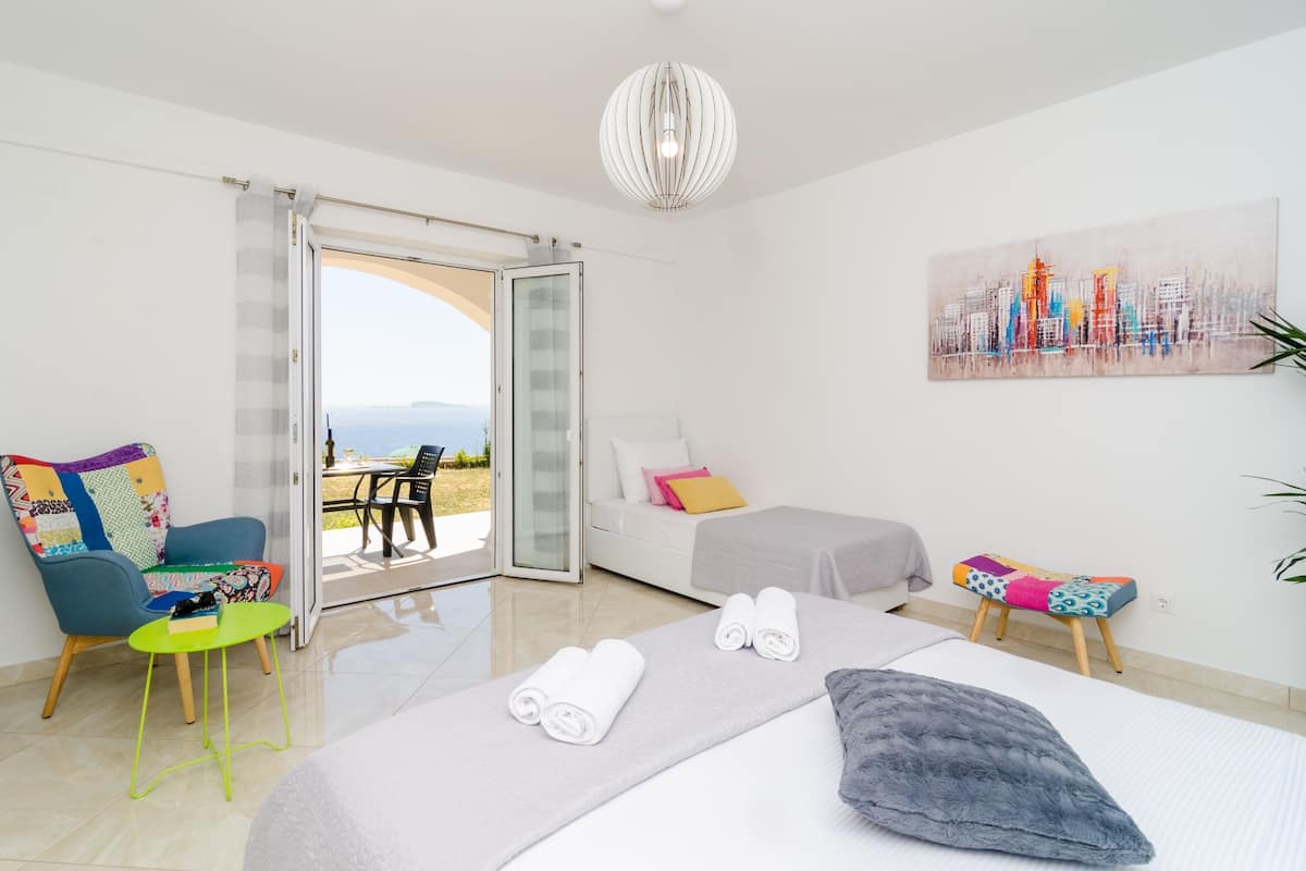 Appartamento, 1 camera da letto, balcone, vista mare | 1 camera, Wi-Fi gratuito, lenzuola
