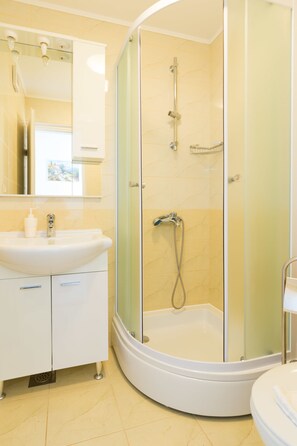 Buồng tắm vòi sen, máy sấy tóc, khăn tắm, xà phòng 