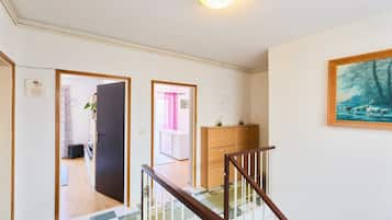 City Apartment | Desk, free WiFi, bed sheets