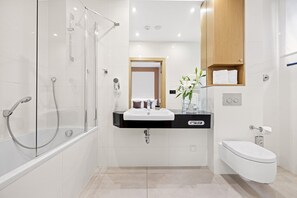 Habitación clásica doble | Baño | Artículos de higiene personal gratuitos, secador de pelo y zapatillas