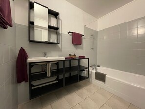 Lejlighed - 2 soveværelser - køkken - stueetage | Faciliteter på badeværelset | Gratis toiletartikler, hårtørrer, håndklæder