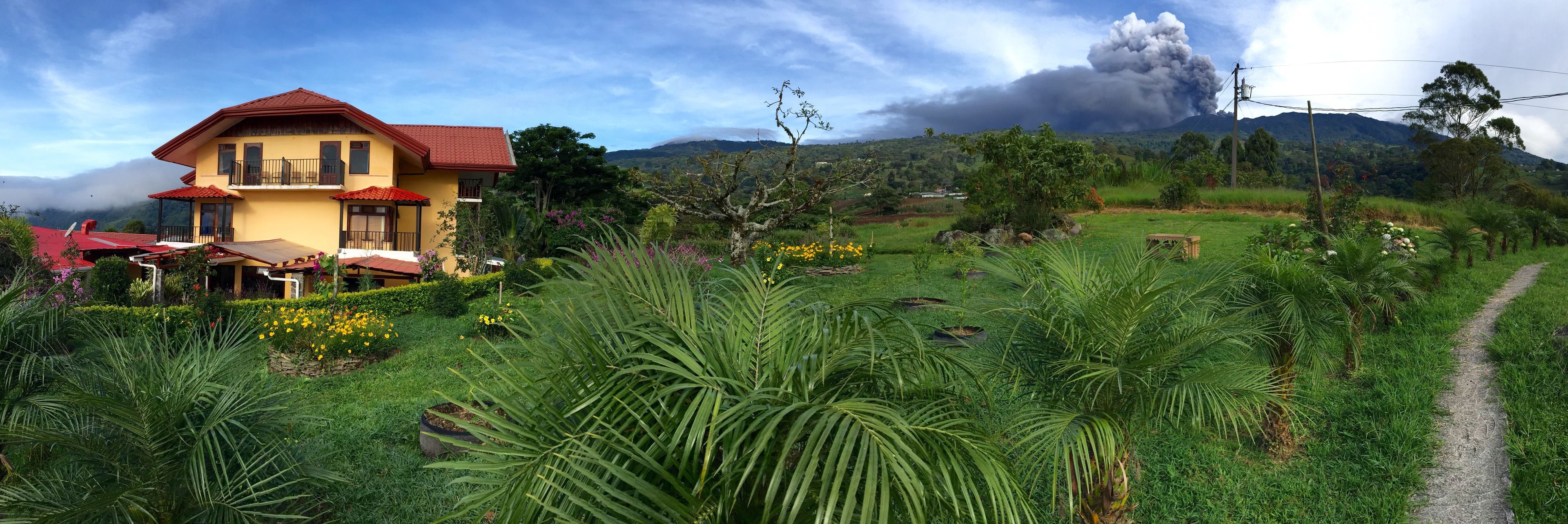 Vista frontal de la propiedad