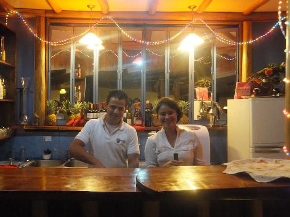 Bar (trong khuôn viên)