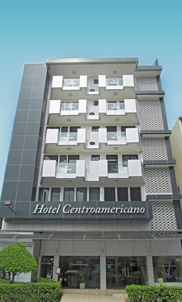 Vista frontal de la propiedad