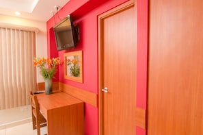 Een kluis op de kamer, een bureau, babybedden (toeslag), gratis wifi