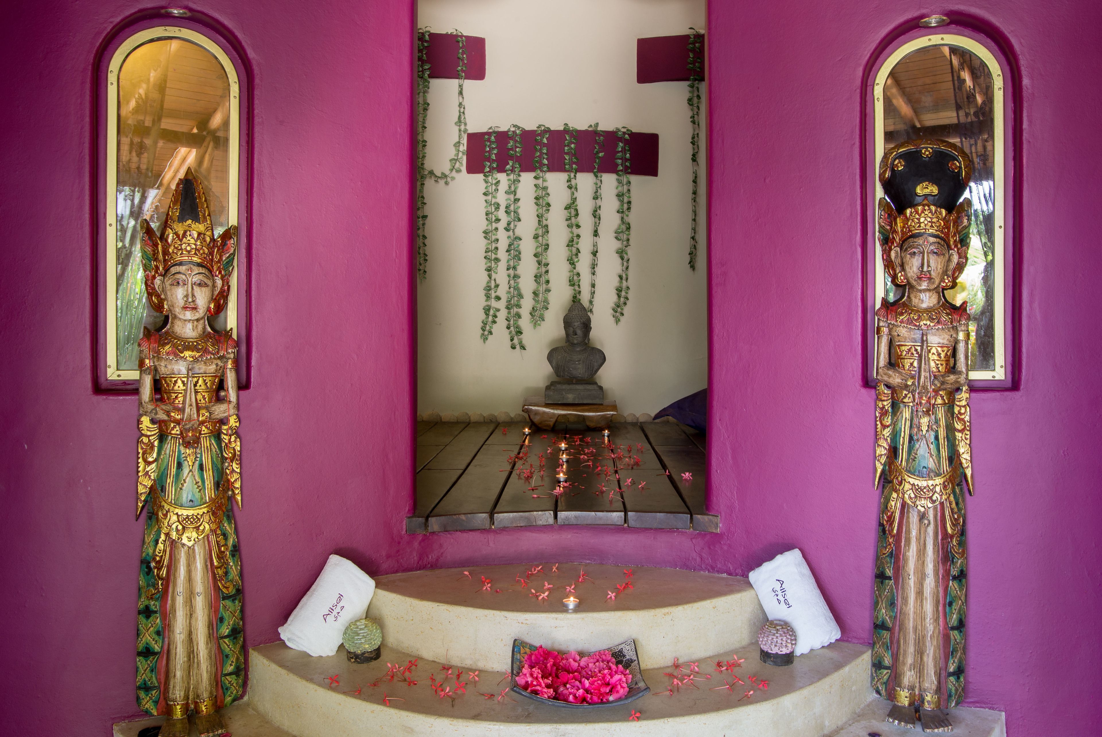 hot tub, steam room, massages on the beach, massages