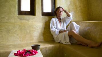 Een bubbelbad, een stoombad, massages op het strand