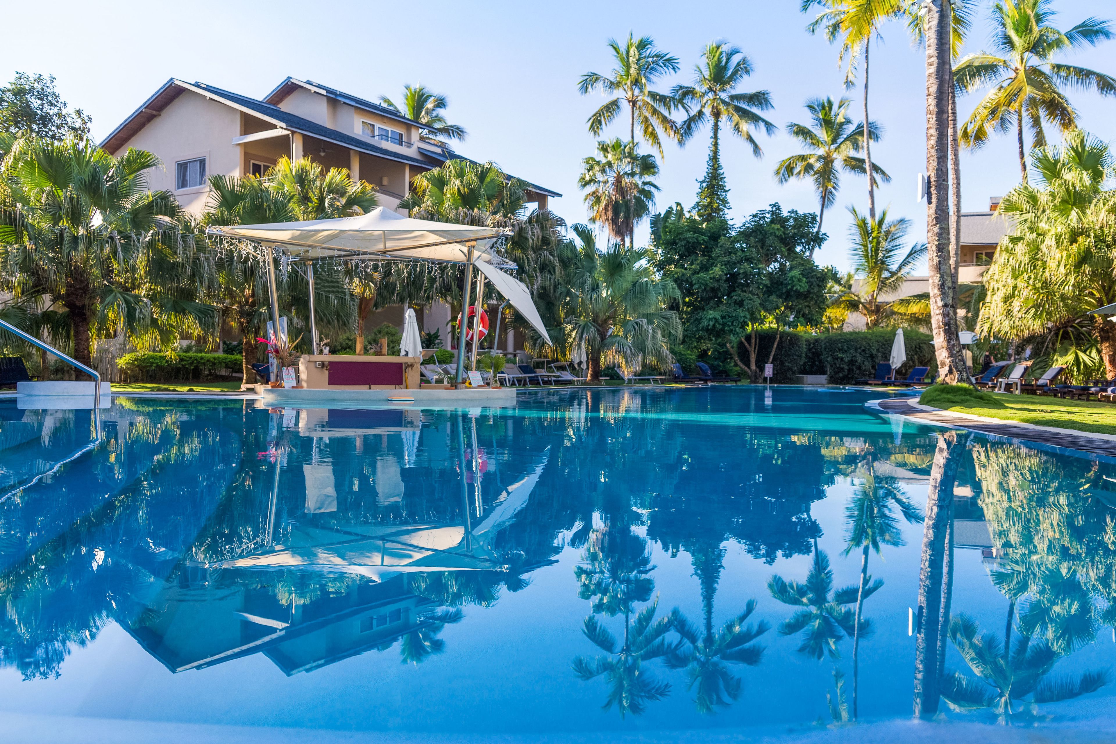 3 bars/lounges, swim-up bar, poolside bar