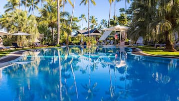 Poolside bar