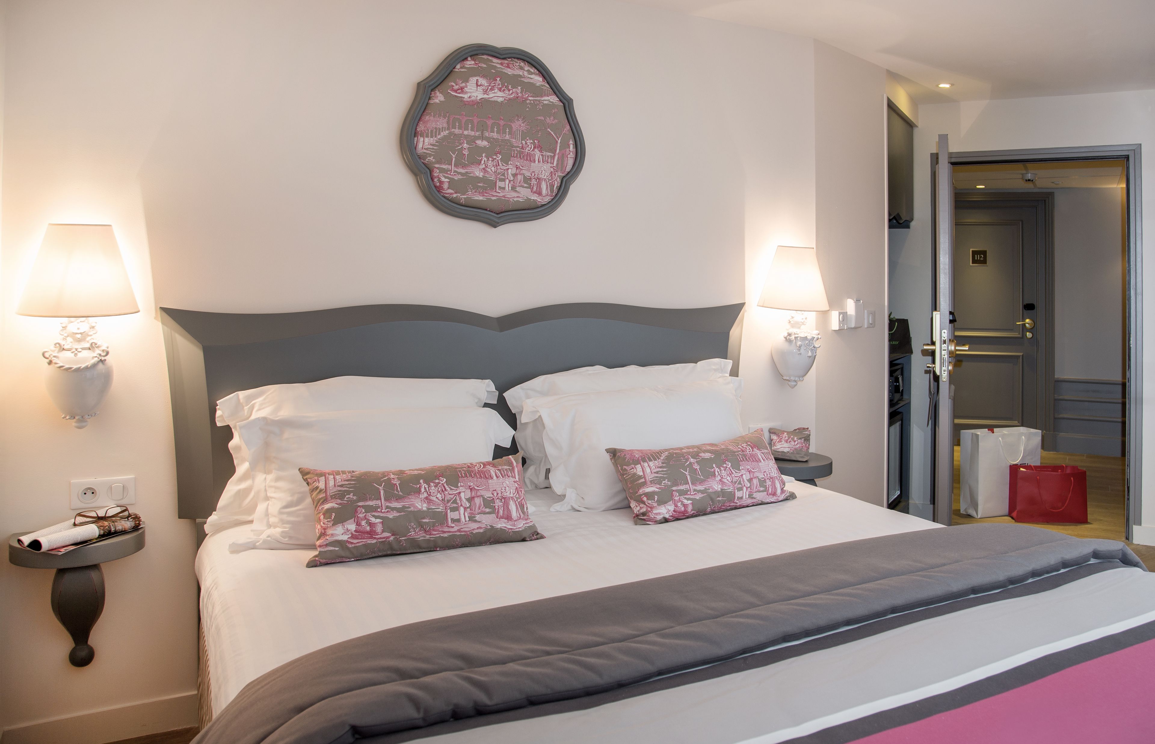 standard double room | minibar, in-room safe, individually decorated, desk