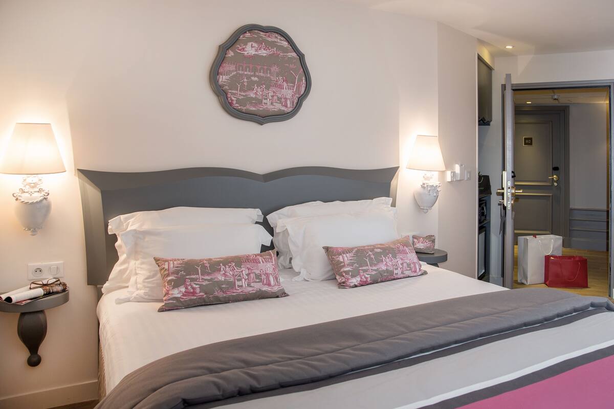 standard double room | minibar, in-room safe, individually decorated, desk