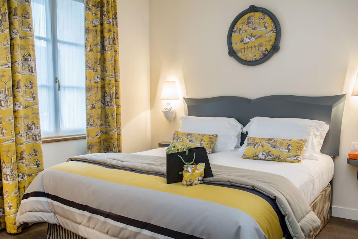 deluxe room | minibar, in-room safe, individually decorated, desk