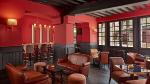 Bar (on property) - Relais des Trois Châteaux (Cour-Cheverny)