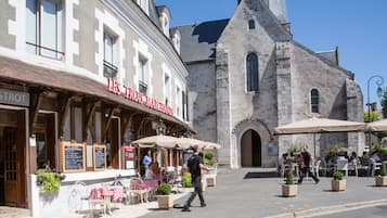 Aperto a colazione, pranzo e cena, cucina regionale 