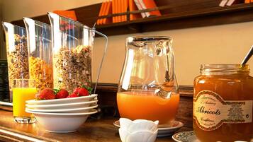 Daily continental breakfast (EUR 18 per person)