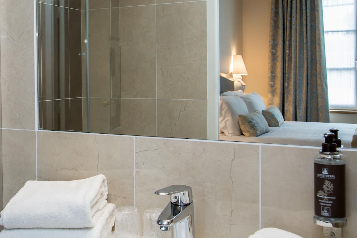 rainfall showerhead, hair dryer, towels