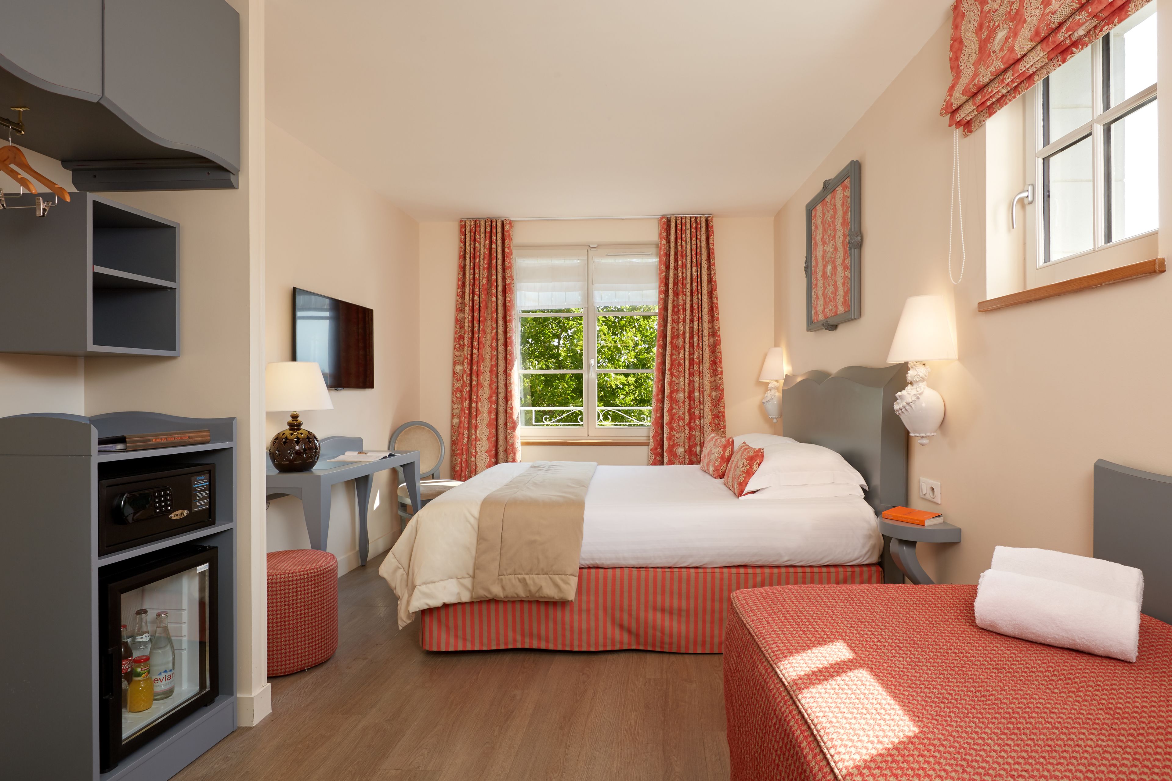 family room | minibar, in-room safe, individually decorated, desk