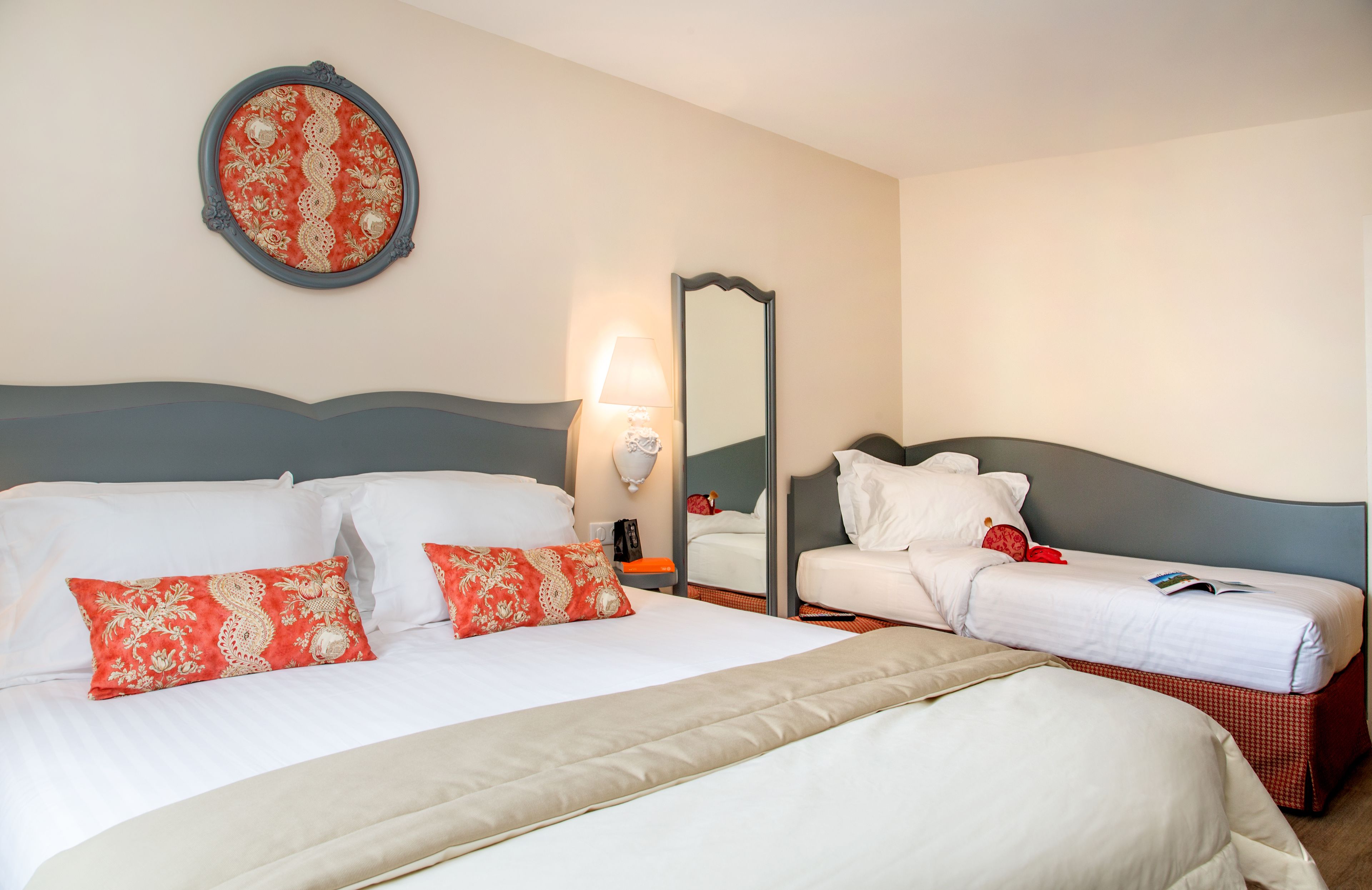 family room | minibar, in-room safe, individually decorated, desk