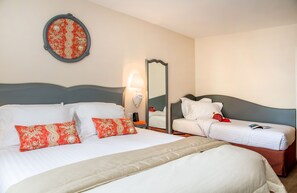 Family Room | Minibar, in-room safe, individually decorated, desk - Relais des Trois Châteaux (Cour-Cheverny)