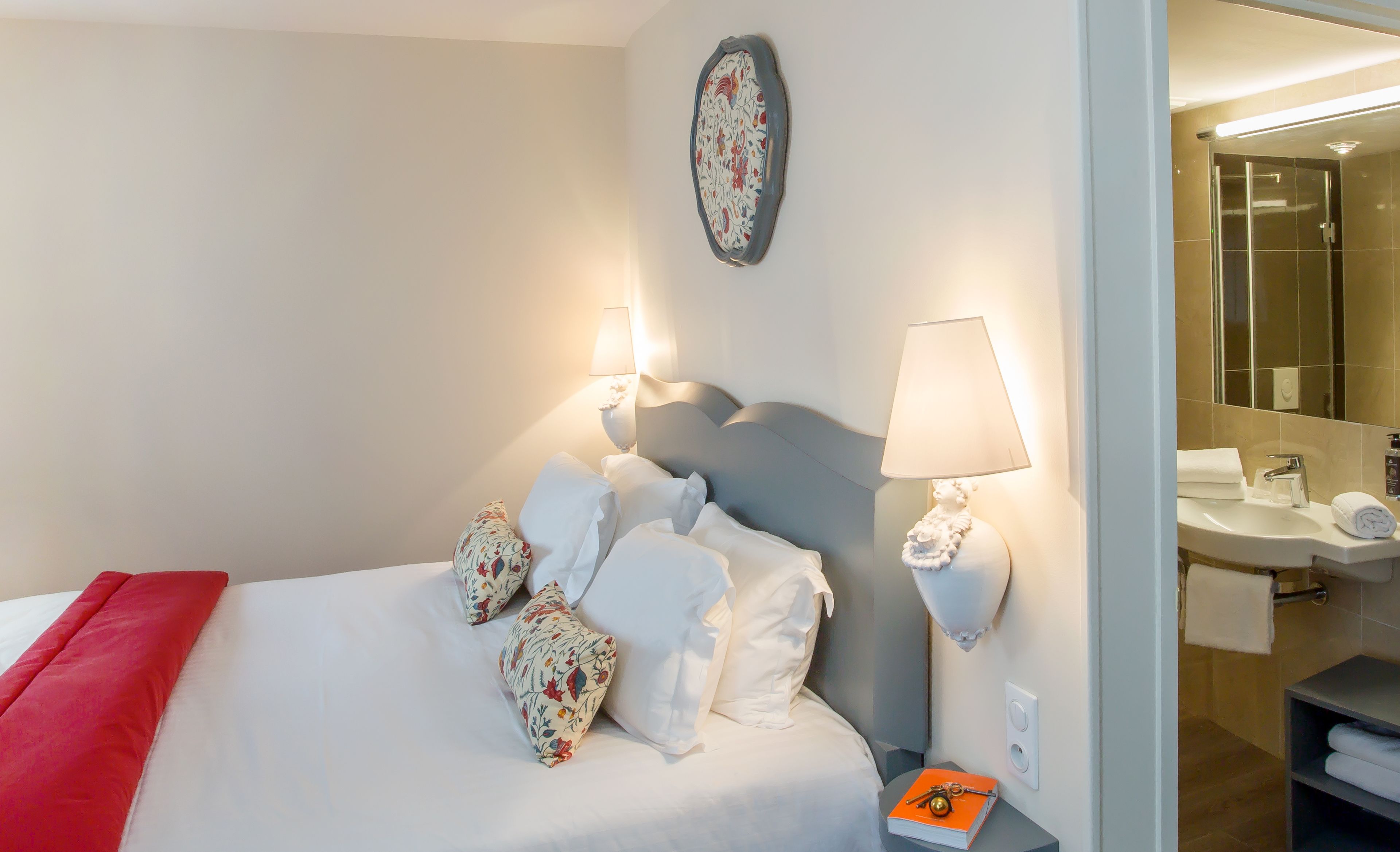 minibar, in-room safe, individually decorated, desk