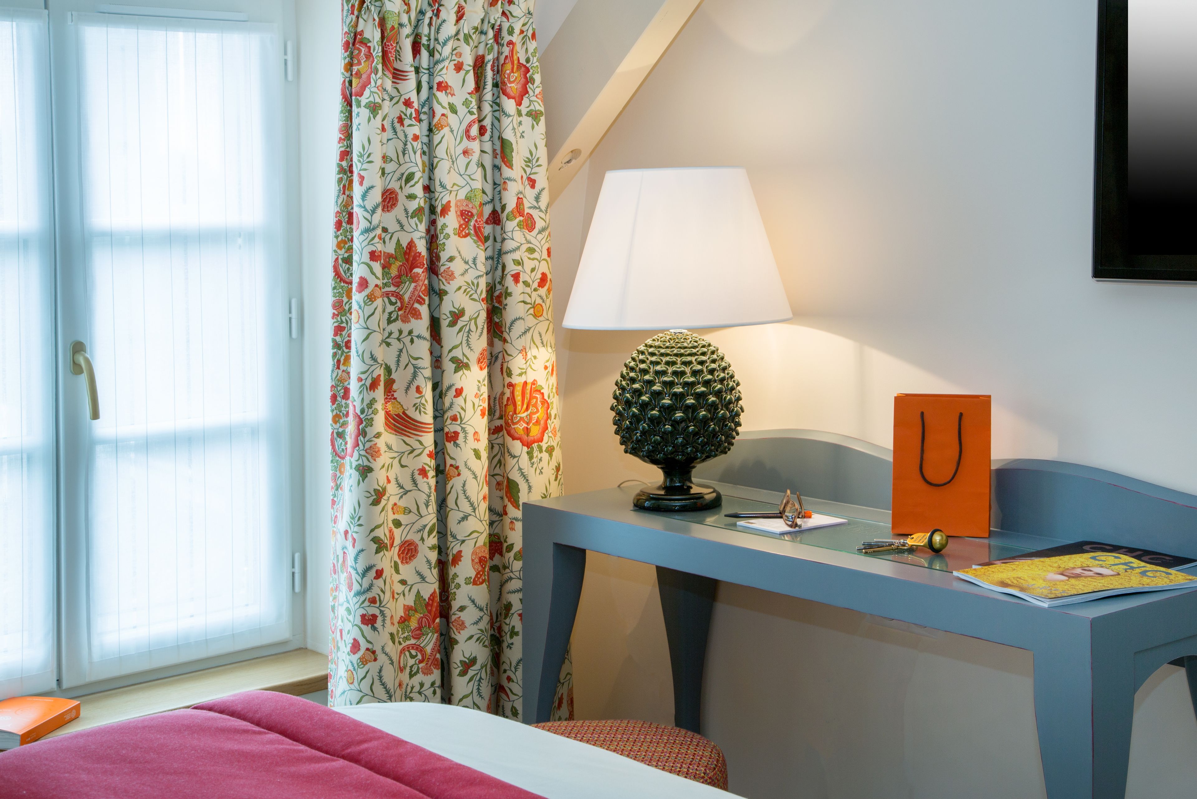 standard double room | minibar, in-room safe, individually decorated, desk